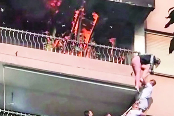 (FOTO) DRAMA NA DORĆOLU IZRODILA HEROJE: Slavska sveća zapalila stan, moleri devojčicu izvukli iz vatre