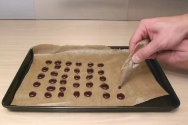 MOGUĆE JE! Napravite sami PASTILE ZA GRLO: Ove tablete smiruju kašalj preko noći!