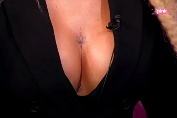 (VIDEO) BUJNO POPRSJE! Pevačica pričala o novoj tetovaži, ALI KO BI MOGAO DA JE SLUŠA UZ OVAKAV POGLED!