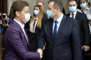 Kakav DŽENTLMEN: Dačić dočekao Brnabićku ispred Skupštine Srbije