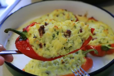 (RECEPT) Punjene paprike iz rerne sa hlebom i sirom