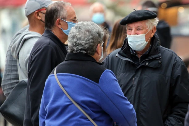 U BEČU OSTAJU STROŽE MERE! Zaposleni u bolnici najmanje 2 puta nedeljno moraju da rade PCR test, a evo gde su obavezne maske!