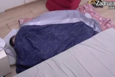 (VIDEO) NE BIRAJU NI VREME NI MESTO ZA SE*S! Umesto na krevetu, završili na podu: ZABORAVILI NA KAMERE, PA RADILI OVO PRED MILIONIMA!