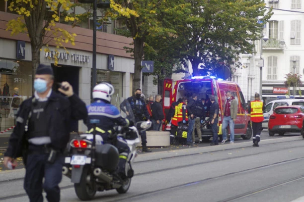 TOTALNO NESVAKIDAŠNJI INCIDENT: Muškarac obučen kao nindža samurajskim mačem napao policiju!