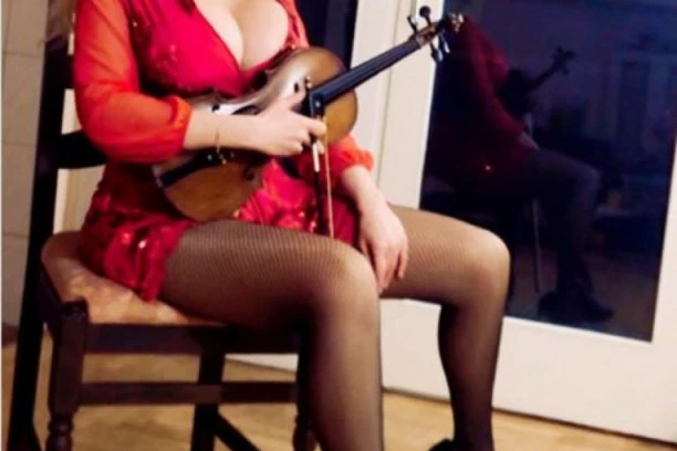 (FOTO, VIDEO) SILIKONSKE GRUDI OBARAJU S NOGU: Kad ona zasvira violinu, MUŠKARCI PADAJU U TRANS, ali ne zbog muzike