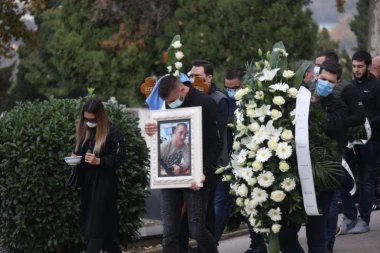 (FOTO, VIDEO) NA VEČNI POČINAK ISPRAĆEN UZ ZVUKE TRUBE: Sahranjen Aleksandar Šarac (35)
