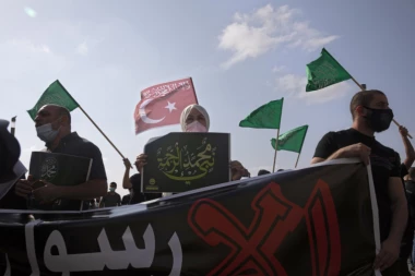 (FOTO) GORI BLISKI ISTOK! Demonstracije muslimana od Izraela do Pakistana: SPREMNI SMO DA UMREMO ZA MUHAMEDA