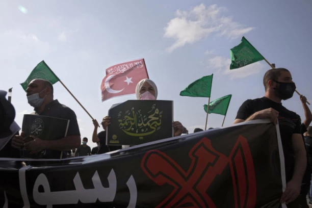 (FOTO) GORI BLISKI ISTOK! Demonstracije muslimana od Izraela do Pakistana: SPREMNI SMO DA UMREMO ZA MUHAMEDA