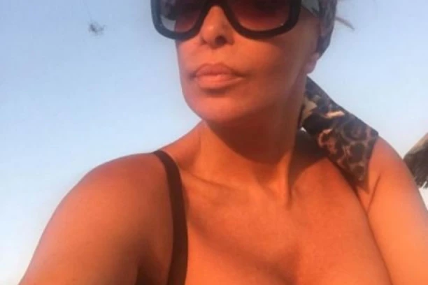 MLAĐE KOLEGINICE MOGU DA JOJ PLJUNU POD PROZOR: Vanesa Šokčić u šestoj deceniji izgleda kao avion!