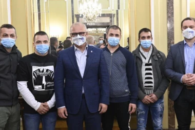 (FOTO) Priznanja za heroje koje su spasili devojčicu iz požara