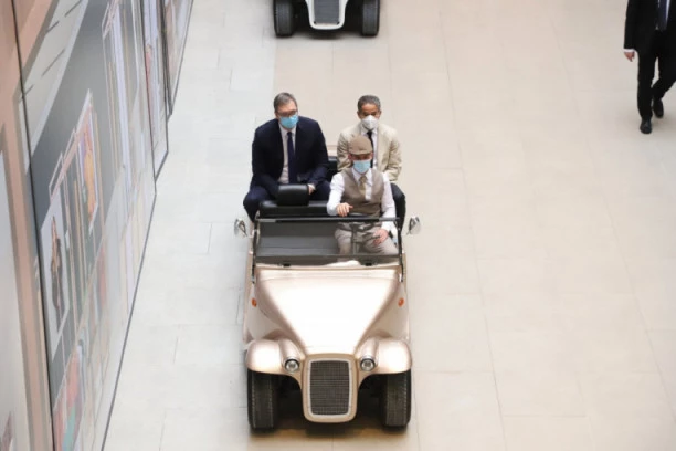 (VIDEO) PREDSEDNIKA DO SADA NISTE VIDELI U OVOM IZDANJU: Vučić se kroz novi tržni centar provozao u oldtajmeru!