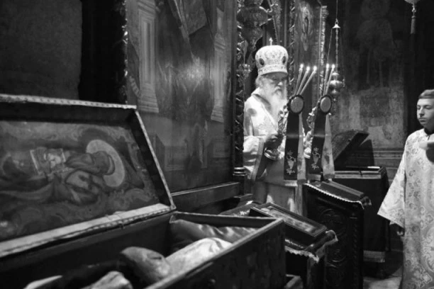 (FOTO) ISRPAĆAJ MITROPOLITA: Sveštenici izneli kovčeg sa telom Amfilohija