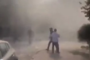 (VIDEO) APOKALIPTIČNE SCENE U GRČKOJ: Narod u panici od CUNAMIJA, zgrade pukle kao oblanda, čamci po ulicama