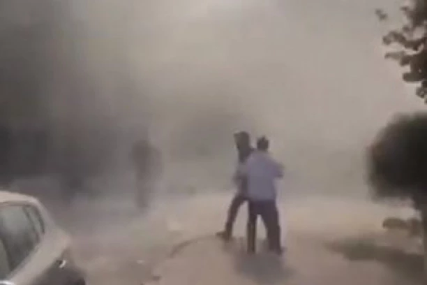 (VIDEO) APOKALIPTIČNE SCENE U GRČKOJ: Narod u panici od CUNAMIJA, zgrade pukle kao oblanda, čamci po ulicama
