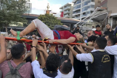 (FOTO) STRAVIČNI PRIZORI NAKON ZEMLJOTRESA! Grčku i Tursku zadesila NEVIĐENA KATASTROFA: Broj poginulih se povećava!