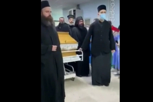 (VIDEO) Pogledajte potresan trenutak kada sveštenici iznose iz bolnice upokojenog mitropolita Amfilohija u kovčegu!