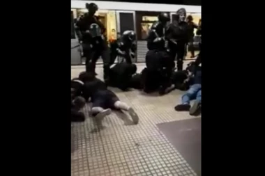(VIDEO) BEZ MILOSTI! OVAKO BIJE POLICIJA U FRANCUSKOJ: Pogledajte koliko su čuvari reda i mira u toj zemlji BRUTALNI!