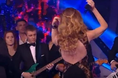 (FOTO) SKANDAL KAKAV SRBIJA NE PAMTI! Uhvatila dečka na gomili sa muškarcem: NAŠA FOLK ZVEZDA U TEŠKOM ŠOKU!