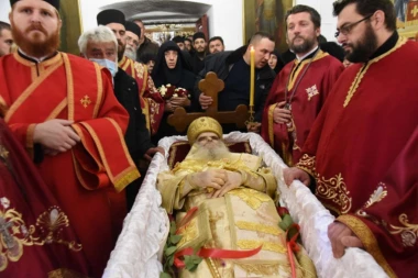 MISTERIJA SMRTI AMFILOHIJA RADOVIĆA! Lekari o poslednjim trenucima života mitropolita: Preminuo sat pred odlazak za Beograd!