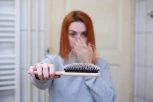 MNOGE ŽENE NE ZNAJU DA SE OČEŠLJAJU! Evo kako pravilno da sredite kosu!