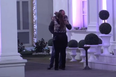 Ipak je voli: Miljana se nakon raskida sa Zlom mazila sa Mišelom u dvorištu!