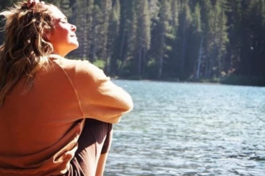 (FOTO) POZNATA PEVAČICA SE FOTOGRAFISALA POTPUNO NAGA: Ovako izgleda moje telo zbog BOLESTI SA KOJOM SE DECENIJAMA BORIM!