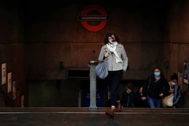 ENGLESKA SE "ZAKLJUČAVA" NA MESEC DANA: Broj zaraženih vrtoglavo raste, restriktivne mere neophodne!