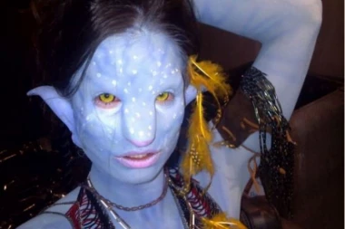 (FOTO) NIKAD NE BISTE POGODILI KO JE: Iza ove maske krije se jedna od najlepših srpskih glumica!