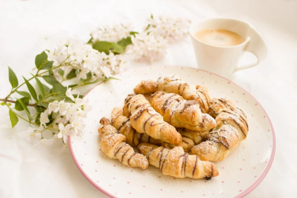 (RECEPT) KIFLICE SA PIVOM I ORASIMA: Mekane i mirisne, vraćaju u detinjstvo, a OVAKO se prave!