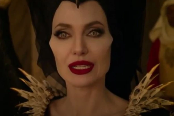 (FOTO) ANĐELINA SMUVALA 15 GODINA MLAĐEG TIPA? Glumica i pevač uhvaćeni zajedno na TAJNOJ VEČERI, on je miljenik devojaka!