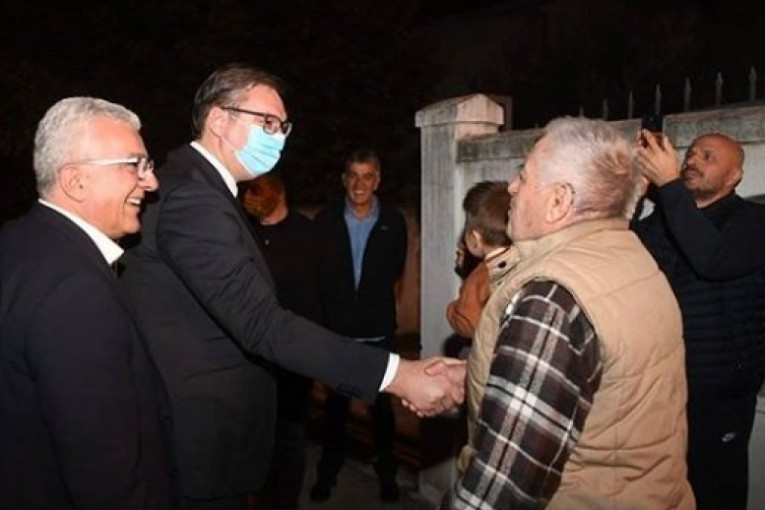 (FOTO) VUČIĆ U PORODIČNOJ KUĆI ANDRIJE MANDIĆA: Dočekali ga ljudi iz Zagoriča
