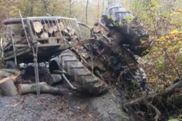 TRAGEDIJA UOČI PRVOG MAJA: Traktor se prevrnuo i usmrtio tinejdžera kod Zaplanjske Toponice! (17)