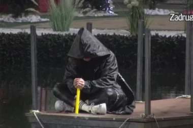 (VIDEO) PAULA UZELA SLAVSKU SVEĆU i OTIŠLA NA DOK:  Gledaoci u šoku gledali šta radi!