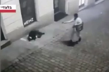 (UZNEMIRUJUĆI VIDEO) Terorista ranjava mladića, a onda se vraća i overava ga