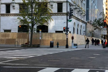 (FOTO) Počele pripreme za moguće nerede nakon izbora: Pogledajte kako vlasnici obezbeđuju izloge u Vašingtonu