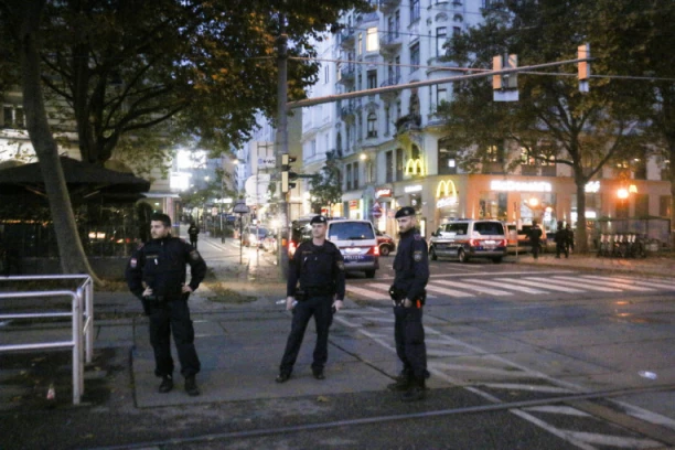 U BEČU IZBODEN SRBIN (37) ZBOG PSA! Ćerkica (10) prisustvovala HORORU, napadač pobegao!