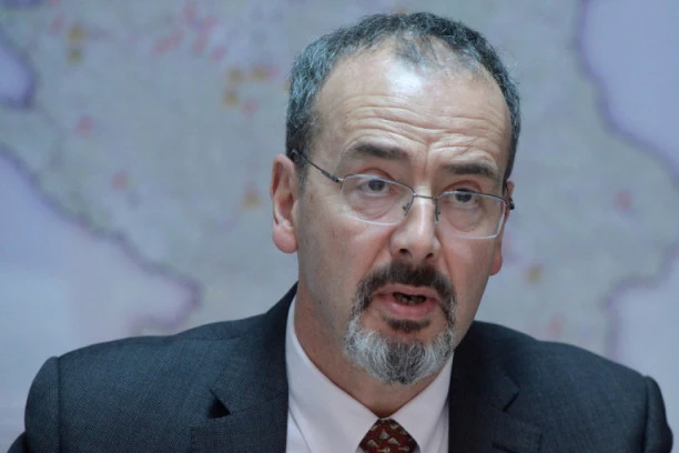 (VIDEO) GODFRI SE PREKRSTIO I ODAO POČAST PATRIJARHU: Pogledajte kako se ambasador SAD oprostio od Irineja