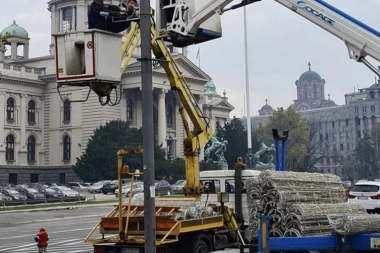 BEOGRAD SIJA: Počelo postavljanje novogodišnje rasvete, mesečni ceh 600.000 dinara