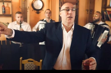 (VIDEO) MUKA VAM JE AUTOTJUNA I NOVOKOMPONOVANIH PEVAČA?! Ovako to rade prave boemi - poslušajte Skadarlijsku pesmu!