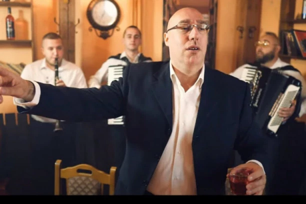 (VIDEO) MUKA VAM JE AUTOTJUNA I NOVOKOMPONOVANIH PEVAČA?! Ovako to rade prave boemi - poslušajte Skadarlijsku pesmu!
