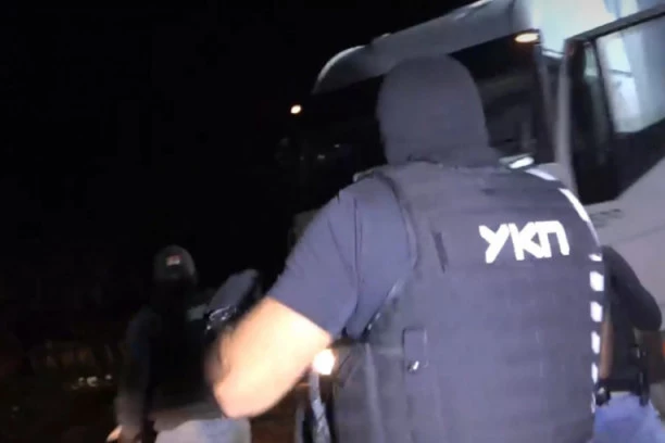 OTKRIVAMO KO JE UHAPŠENO LICE SA POTERNICE U NOVOM PAZARU!  Opasni kriminalac, menjao ime i prezime, PROFESIONALNI UBICA!? (FOTO+VIDEO)