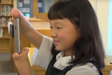(VIDEO) KAD SI VREDAN, NEMA PREPREKA: Devojčica bez šaka osvojila neverovatnu nagradu!