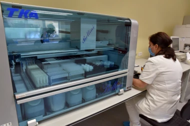 KOLIKO BRZO OSOBE KOJE NEMAJU SIMPTOME PRENOSE KORONU? Novo istraživanje otkrilo ono što sve zanima