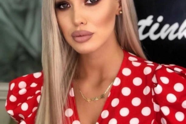 (FOTO) Srpska političarka zauzela BEZOBRAZNU POZU: Ispred ogledala u uskim helankama i kratkoj majici!