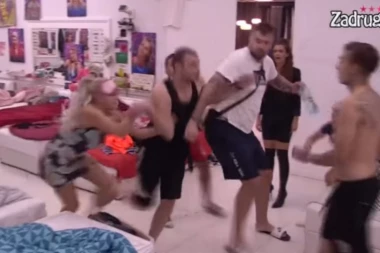 (VIDEO) LETELO PERJE! FRAN PLJUNUO PANIĆA U LICE, TOMA NASRNUO NA NJEGA SPREMAN NA NAJGORE: Sanja Stanković poljubila pod - JEDVA IH RAZDVOJILI!