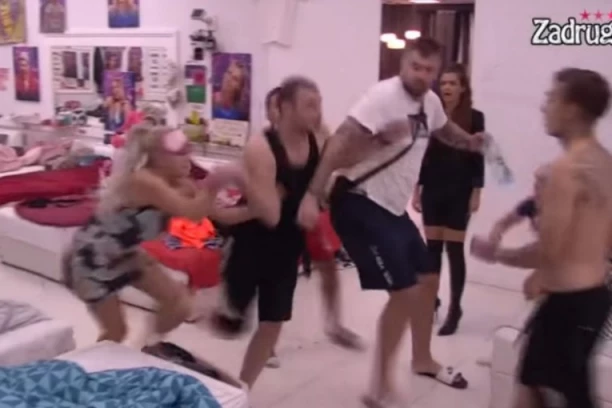 (VIDEO) LETELO PERJE! FRAN PLJUNUO PANIĆA U LICE, TOMA NASRNUO NA NJEGA SPREMAN NA NAJGORE: Sanja Stanković poljubila pod - JEDVA IH RAZDVOJILI!