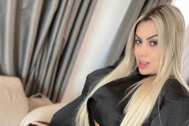 (HOT FOTO) STARLETA NAZVALA SE*SI IGRAČKU PO TRAMPU: Pomaže joj u postizanju višestrukih orgazama