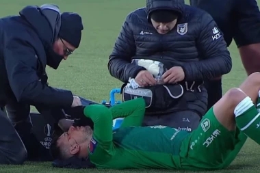 (UZNEMIRUJUĆI VIDEO) Srpski fudbaler DOŽIVEO STRAŠNU POVREDU: Pao u nesvest, pa krvave glave napustio teren!