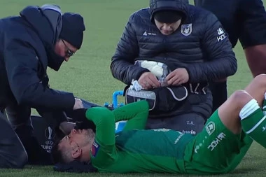(UZNEMIRUJUĆI VIDEO) Srpski fudbaler DOŽIVEO STRAŠNU POVREDU: Pao u nesvest, pa krvave glave napustio teren!