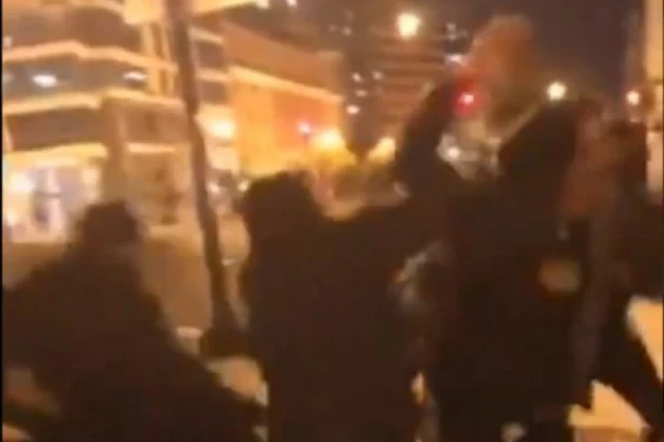 (VIDEO) IZBODENO ČETVORO LJUDI: Incident kod Bele kuće, POVREĐENE Trampove pristalice!
